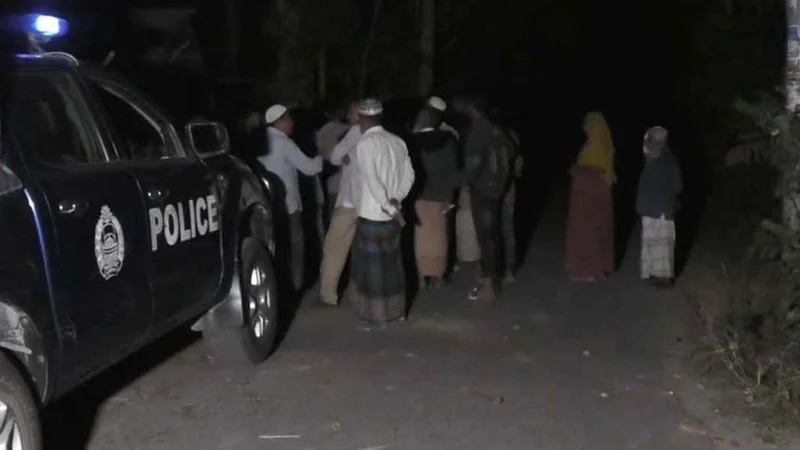 মসজিদে স্যান্ডেল হারানো নিয়ে দুই পক্ষের সংঘর্ষে আহত ১০